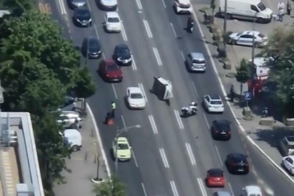 TEŽAK UDES U KNEZA MILOŠA, NASTAO KARAMBOL, SVE STOJI: Automobil prevrnut na bok, povređena žena (VIDEO)