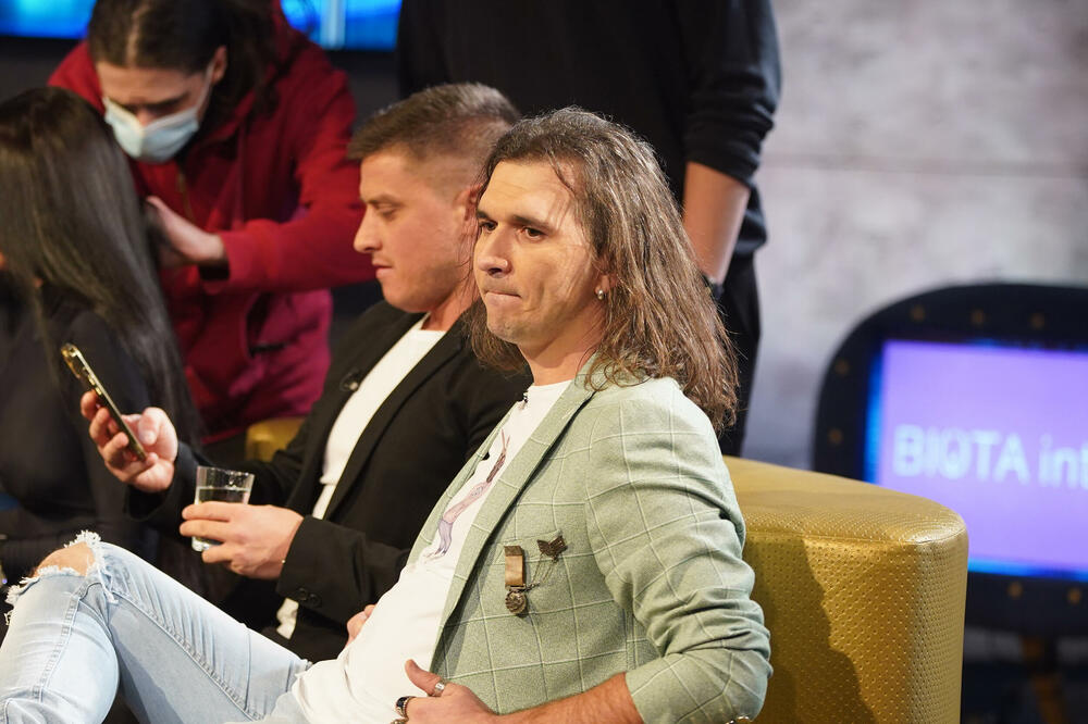 KOME JE U DANAŠNJE VREME DO PESME? Pevači nakon velikih TRAGEDIJA se kriju iza LAŽNOG OSMEHA, istina razara