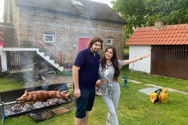 ESPRESO SAZNAJE! PRELEPE VESTI U DOMU SRPSKOG GLUMCA: Proslavio sa KOLEGAMA na selu FOTO