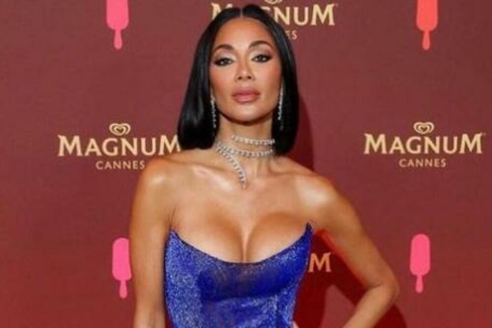 MATURANTKINJE U SRBIJI POLUDELE ZA OVOM HALJINOM: U njoj telo PEVAČICE izgleda kao PEŠĆANI SAT, a ovo joj je CENA