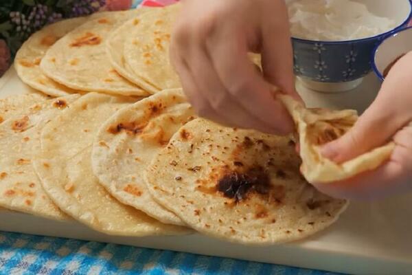BRZE LEPINJE OD 3 SASTOJKA: Doručak koji se NOSI NA POSAO, mogu da se spreme u DVE VARIJANTE (RECEPT)