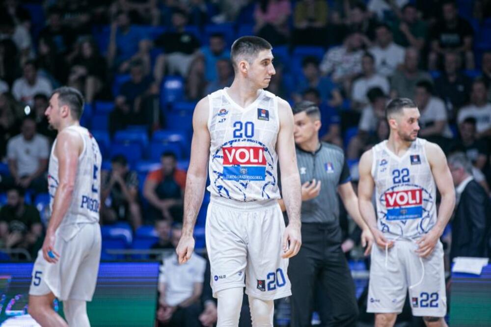 Nemoćni... Aleksa Ilić i košarkaši Budućnosti