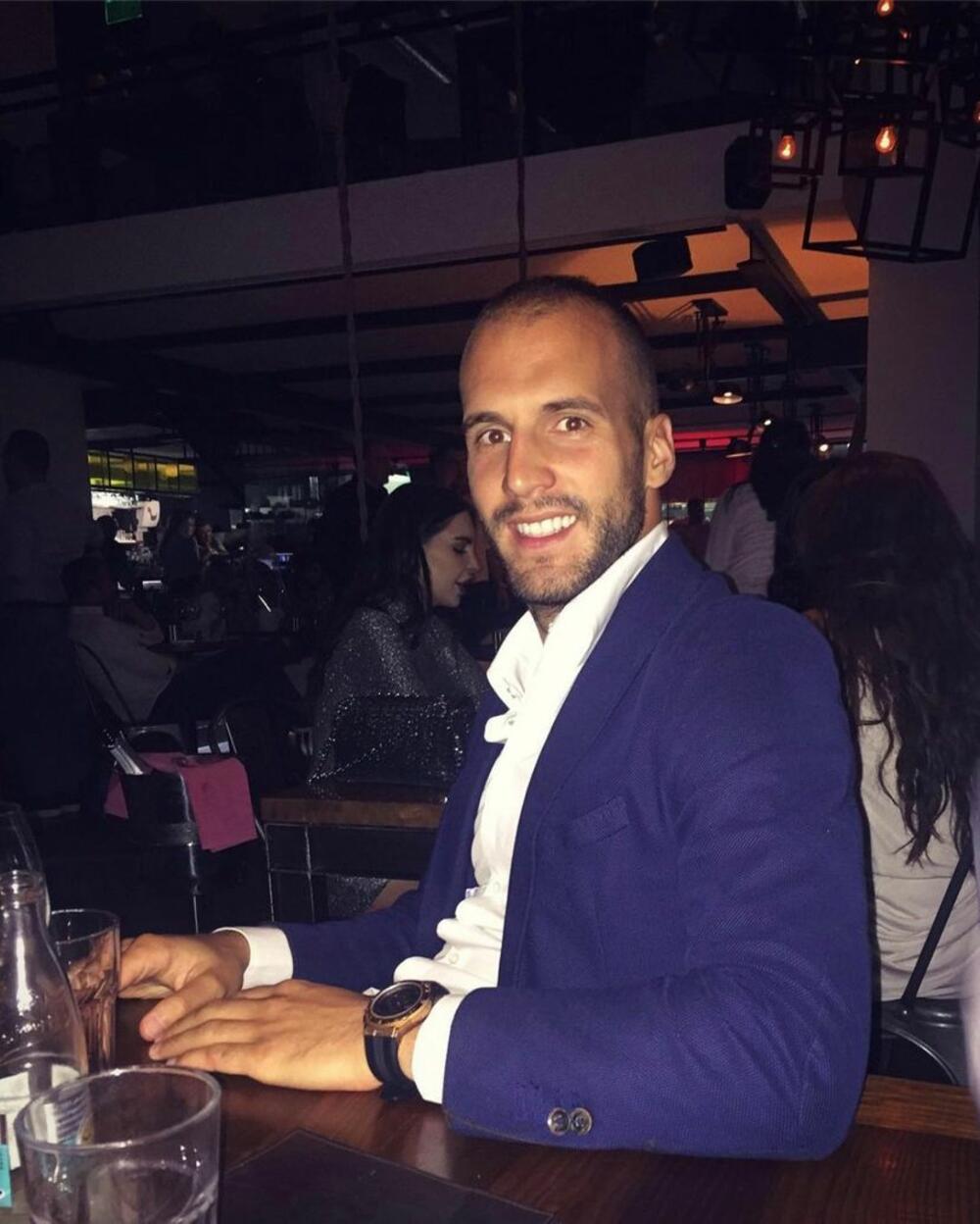 On je biznismen, bivši fudbaler, a navodno su pola godine u vezi.