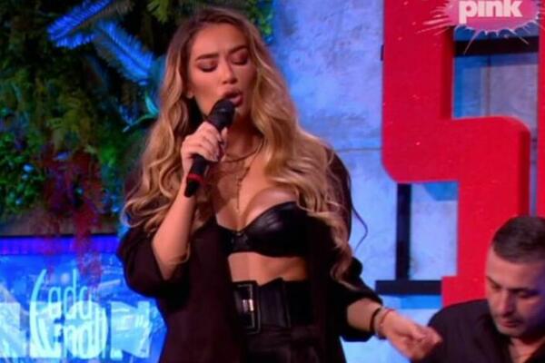 JEDNA U PROVIDNOM KORSETU POKAZALA NOVE SILIKONE, A DRUGA SAMO U BRUSU: U uživo programu, muškarci ni da TREPNU