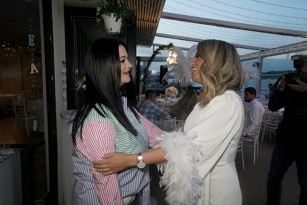 PRVO POJAVLJIVANJE NAŠE PEVAČICE NAKON HAPŠENJA! Evo kako IZGLEDA i šta je PORUČILA (FOTO)