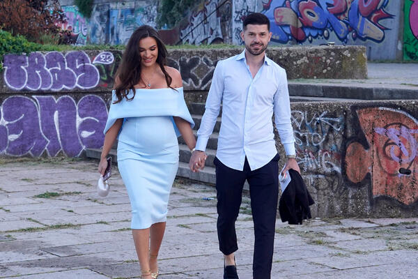 PEVAČICA OBUKLA HALJINU PRIPIJENU UZ TELO I POKAZALA STOMAK: Zavodljiva je i u TRUDNOĆI, oduševila baš sve