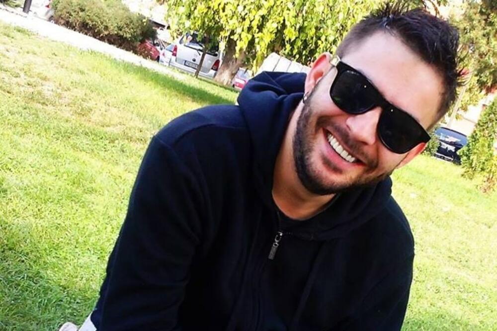 NA NJEGOVOM NASTUPU U PRVOM REDU BUDU UVEK ŽENE! Miljenik LEPŠEG POLA dobija i POLJUPCE od nepoznatih DAMA