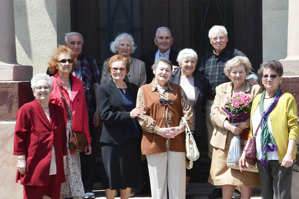 NEOBIČAN SUSRET GENERACIJE - u Sremskoj Mitrovici jedna generacija obeležila ČAK ŠEST DECENIJA MATURE