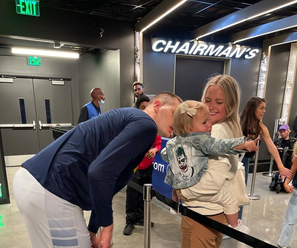 Nikola Jokić sa suprugom Natalijom i ćerkom Ognjenom