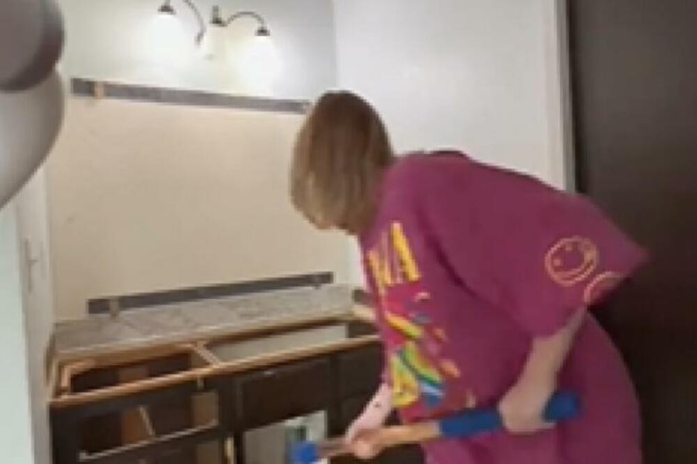 MAJKA TROJE DECE REŠILA SAMA DA RENOVIRA KUPATILO: Deca su plakala dok je RAZBIJALA ČEKIĆEM, a onda... (VIDEO)