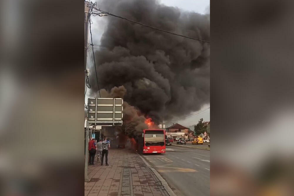 GORI GRADSKI AUTOBUS U NIŠU: Plamen i dim se šire, VATROGASCI na TERENU (VIDEO)