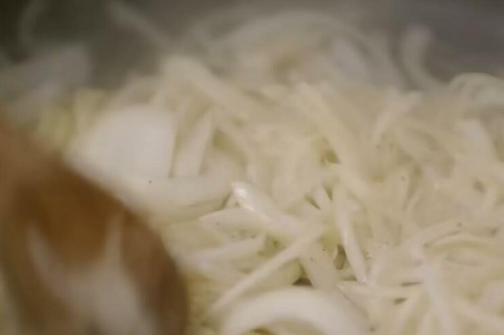 Čuveni kuvar otkrio trik kako da izdinstate luk na najbrži način: Jedino tako se miris neće širiti po celoj kući