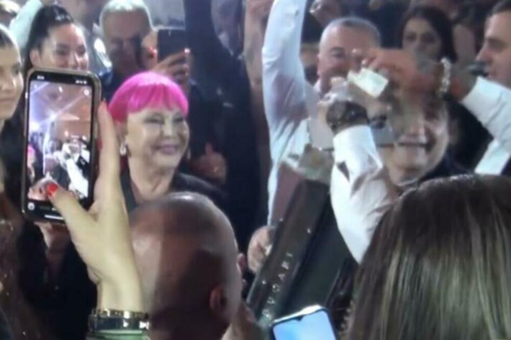 ZORICU I KEMIŠA NA GALA VENČANJU OKUPALI LOVOM: Lete ŠUŠKE sa svih strana VIDEO