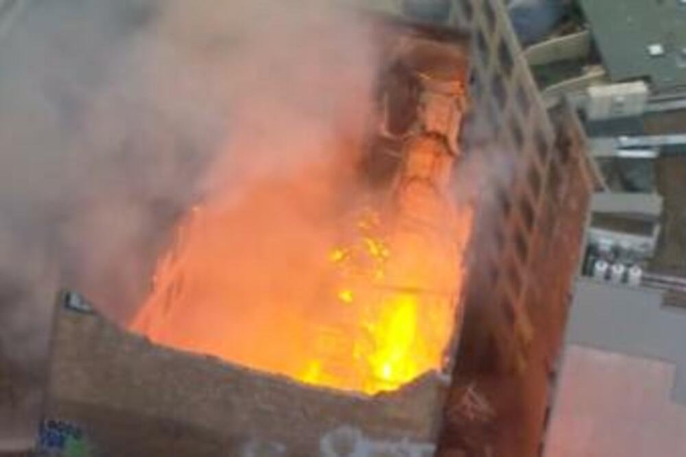 GORI 7- SPRATNICA U SIDNEJU, DIM ZAVIO ČITAV GRAD: Evakuisane STOTINE ljudi, zgrada se RASPALA (FOTO/ VIDEO)