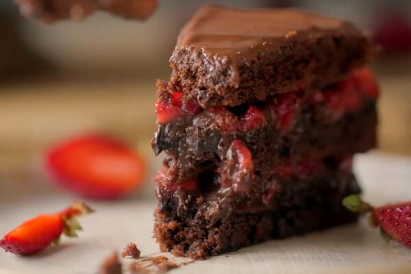 TORTA KOJOJ NIKO NE MOŽE DA ODOLI, ODLIČNA ZA TOPLE DANE: Iskoristite sveže JAGODE kojima je počela SEZONA