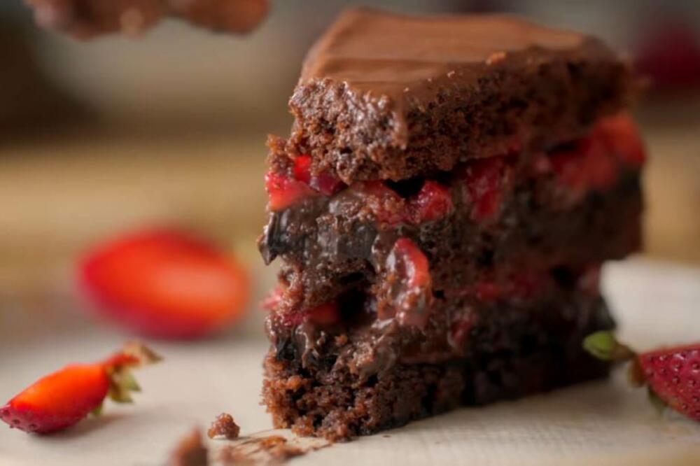 TORTA KOJOJ NIKO NE MOŽE DA ODOLI, ODLIČNA ZA TOPLE DANE: Iskoristite sveže JAGODE kojima je počela SEZONA