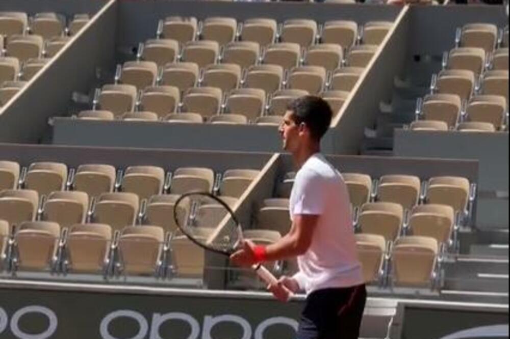 ĐOKOVIĆ STIGAO U PARIZ: Odmah odradio trening, navijači ga dočekali aplauzima! (VIDEO)