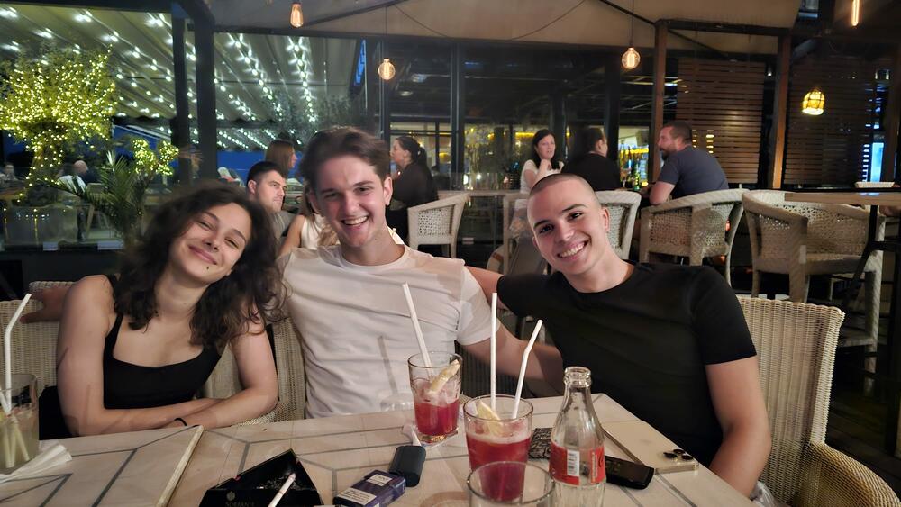 U seriji su gledaoci imali prilike da prate završen ljubavni odnos Aljoše i Tee, a s druge strane, u seriji, Simke pati za Vanjom, koju glumi Ivana Zečević