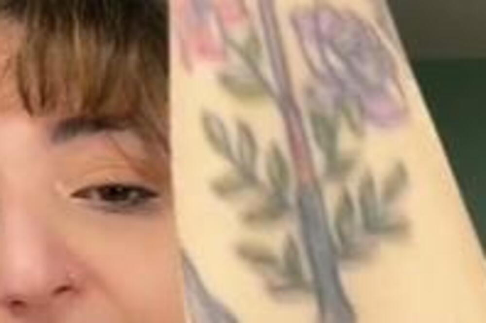 ANĐELA JE ŽELELA 1 TETOVAŽU, A ONDA JE PLAKAJUĆI IZAŠLA IZ SALONA: Ljudi se PRESTRAVE kada joj vide RAME (VIDEO)