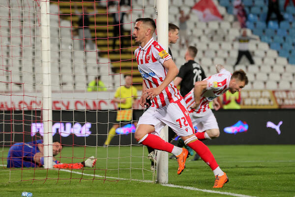 OSTAJE LI PEŠIĆ U ZVEZDI? Pored Ferencvaroša stigla još jedna primamljiva ponuda!