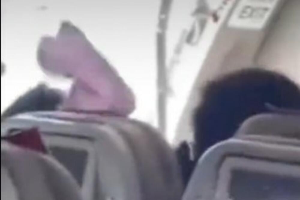 HOROR U AVIONU! VRATA SE OTVORILA USRED LETA: Putnici VRIŠTALI, ljudi bili VAN SEBE OD STRAHA (VIDEO)