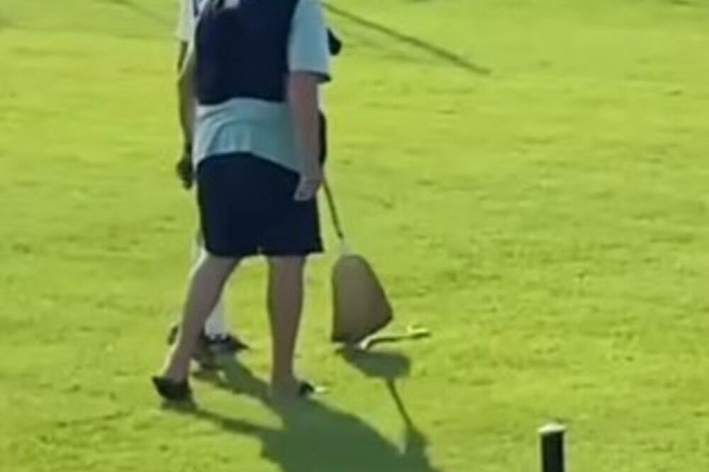 VELIKA ZMIJA PREKINULA MEČ U SRBIJI! Sudije se uplašile, metlom je terali sa terena, publika se smejala (VIDEO)