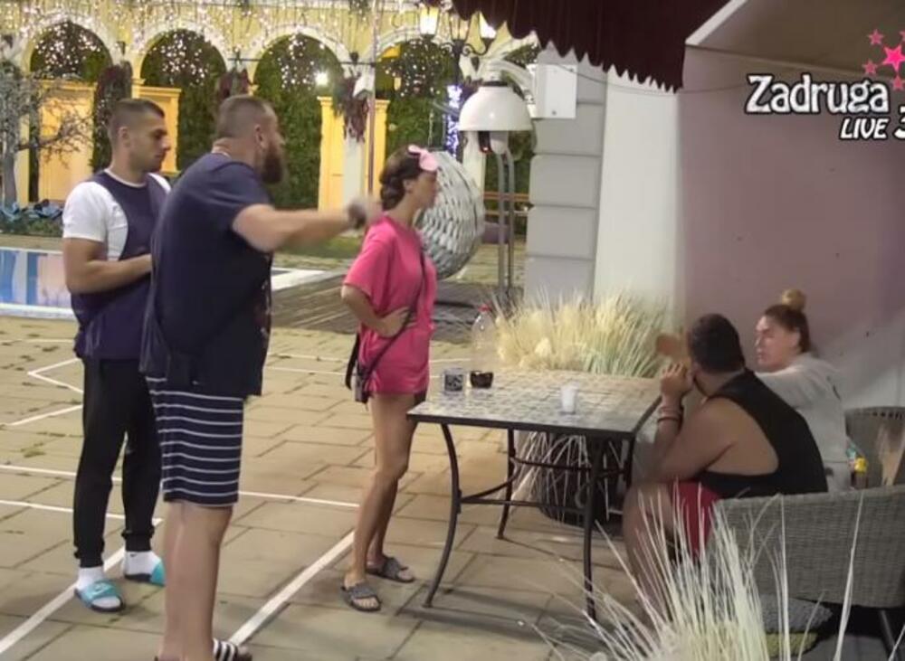 Miljan Vračević se sa vrata kuće sukobio sa Anom Ćurčić jer se svađala sa Markom Markovićem, a zatim su je Slađa Lazić, Ivan Dragić i Neca tešili