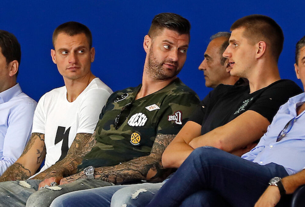 Nikola Jokić sa braćom