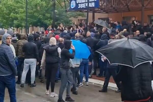 NAPETOST NA KOSOVU RASTE: Srbi se sukobili sa takozvanom kosovskom policijom ispred opštine Zvečan (VIDEO)