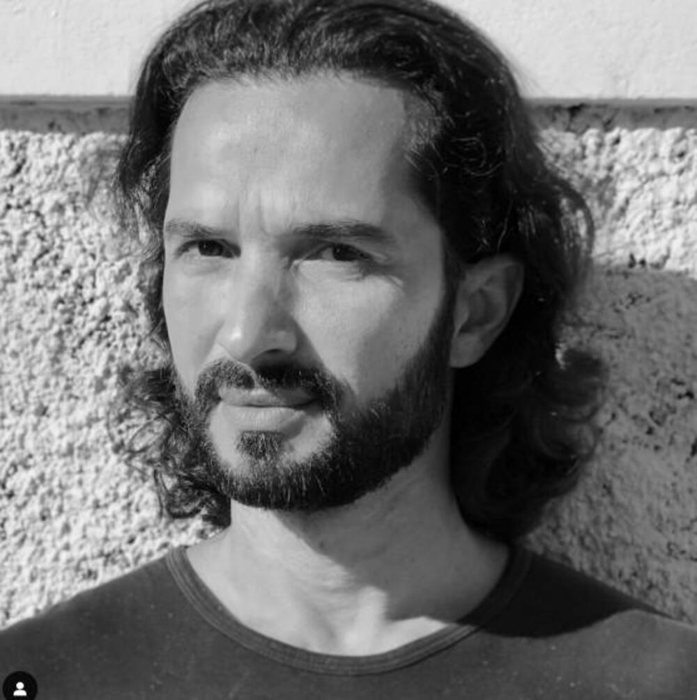 Prema daljim navodima, bilo je potrebno devet osoba, uključujući sedam agenata civilne policije da izvade sanduk iz rupe.