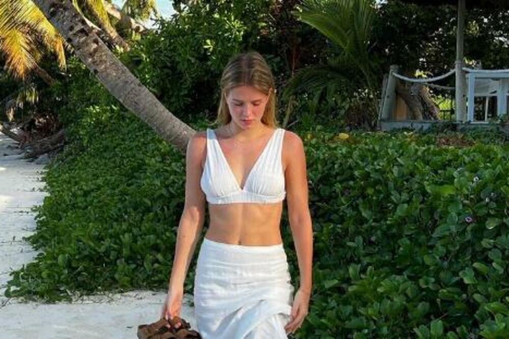 TOPI SVE OKO SEBE: Ko je zanosna lepotica sa Novakovog treninga, svi BRUJE o onome što je uradila! (FOTO)