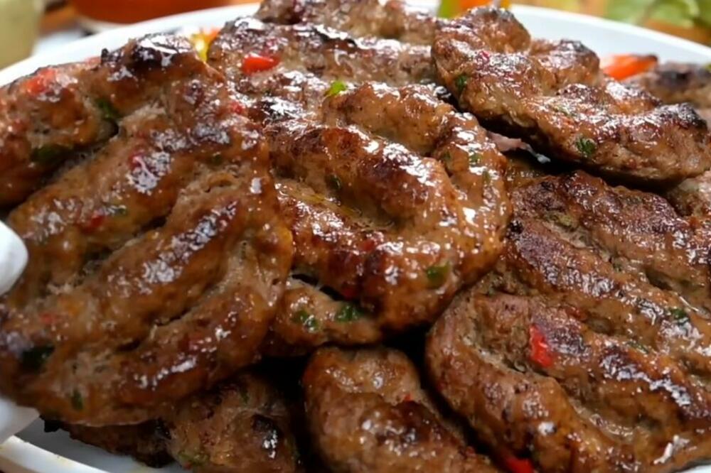 CAKA ZA NAJSOČNIJE FAŠIRANE ŠNICLE: Evo zašto treba da napravite UDUBLJENJE prstima - biće savršene (VIDEO)