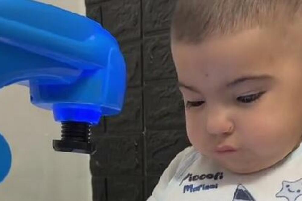 ON JE NAIZGLED OBIČAN DEČAK DOK MU NE POGLEDATE U OČI: Ovo do sada niste imali PRILIKE da VIDITE (VIDEO)