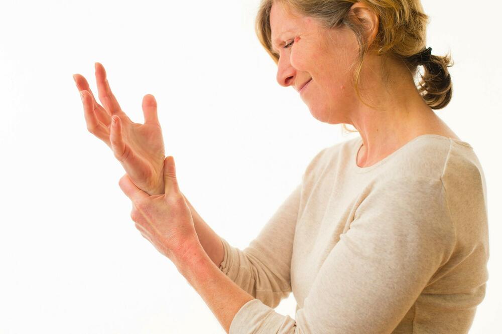 BOL U ZGLOBU RUKE SVI IGNORIŠEMO A MOŽE BITI OPAKA BOLEST: Kada se pojave OVI simptomi stanje je ALARMANTNO...