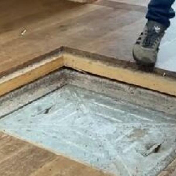 KRENUO DA RENOVIRA KUĆU, PA ISPOD PODA U KUHINJI NALETEO NA JEZIVU STVAR: Čim je otvorio RUPU ostao je u ČUDU VIDEO