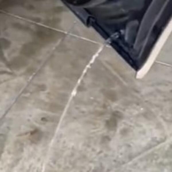 VOZAČI NE ZNAJU DA NA VRATIMA AUTOMOBILA POSTOJI RUPA: Igra VAŽNU ULOGU, a ljudi je UOPŠTE NE KORISTSE (VIDEO)