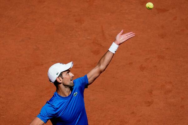 NOVAK SE NA ČUDAN NAČIN SPREMAO ZA MEČ: Trenirao na najdaljoj tački teniskog kompleksa u Parizu!