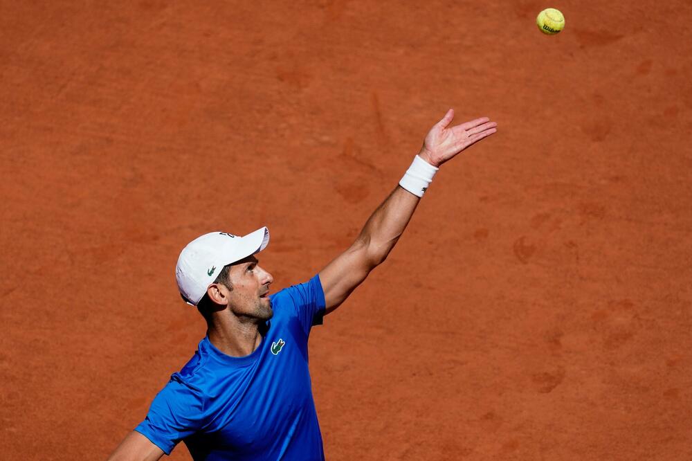 NOVAK SE NA ČUDAN NAČIN SPREMAO ZA MEČ: Trenirao na najdaljoj tački teniskog kompleksa u Parizu!