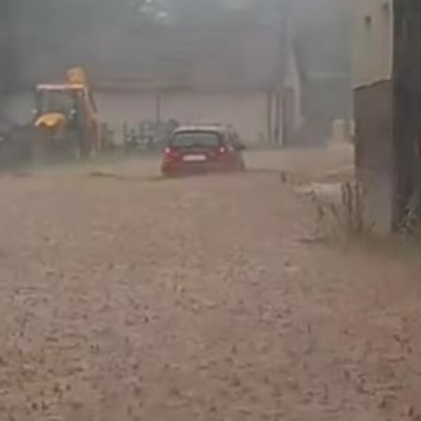 POPLAVLJENE ULICE U SRBIJI SU ČESTA POJAVA: Evo ŠTA nikako NE SMETE da radite ako se VOZILO nađe u takvoj situaciji