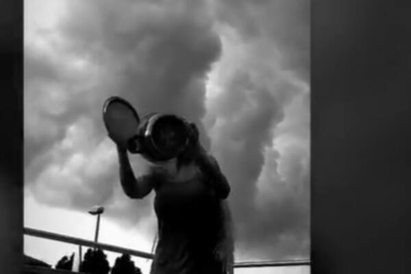 SNIMALI KARLEUŠU DOK VRŠI OBRED U SVOJOJ KUĆI: Gleda po nebu, udara ŠERPU O ŠERPU i izgovara samo JEDNO SLOVO