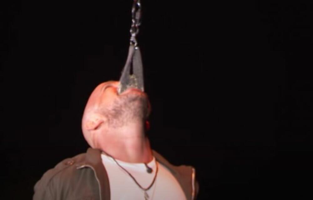 Fatalni problem je nastupio jer je odbrojavanje počelo prerano, te su automobili pojurili ranije nego što su trebali, te je Džonatan završio zgnječen između vozila.