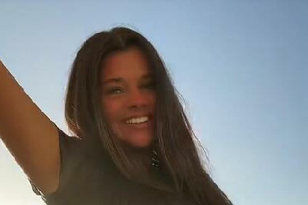 KADA SE POJAVILA NA MATURI SVI SU GLEDALI U NJENU HALJINU: Zbog ove LEPOTICE je nastao HAOS, pogledajte SAMO! VIDEO