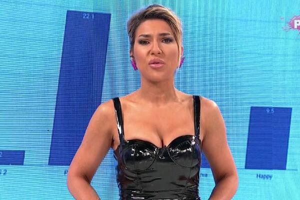 DEKOLTE IZ PTIČJE PERSPEKTIVE: Jovana Jeremić u LEPARD kombinezonu mami na greh USRED BELA DANA