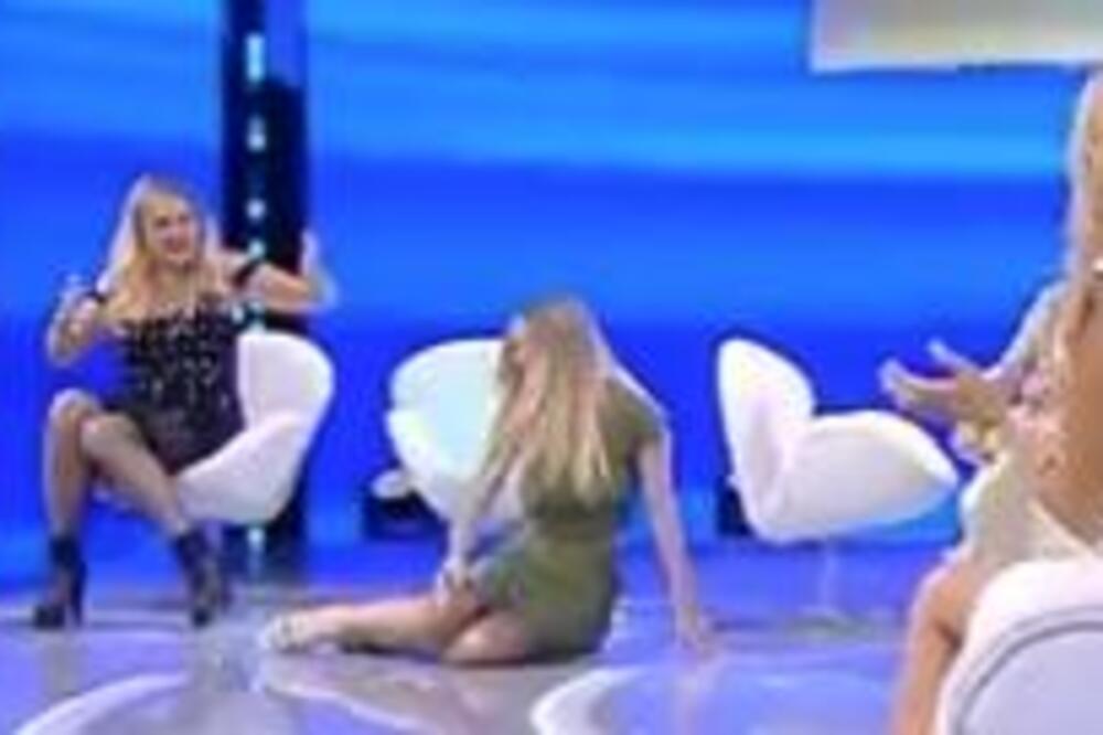 OVO JE NAJVEĆI BLAM NAJPROVOKATIVNIJE VODITELJKE: Pala u PROGRAMU UŽIVO, sevnulo ono što NIJE SMELO (VIDEO)