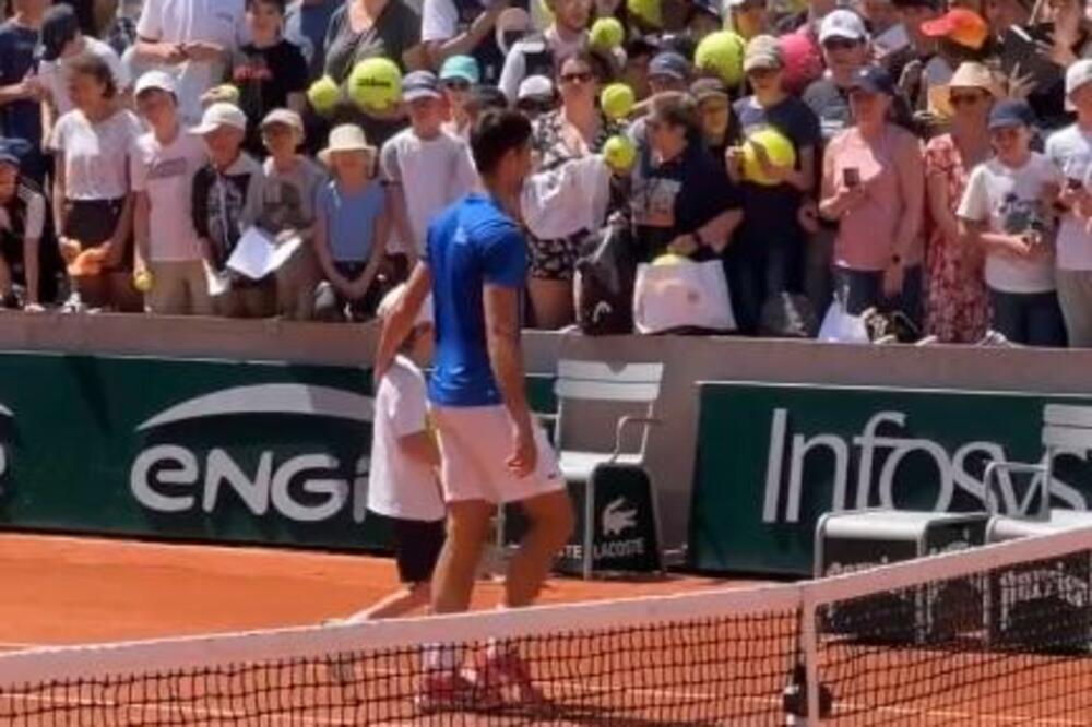 DEČAKU POZLILO TOKOM NOVAKOVOG TRENINGA: Đoković kao SUPERHEROJ priskočio u pomoć, ceo stadion mu klicao