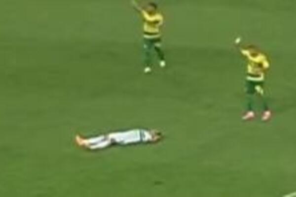 ZAR OPET? Uznemirujuće scene - fudbaler se srušio i ostao da leži na terenu! (VIDEO)
