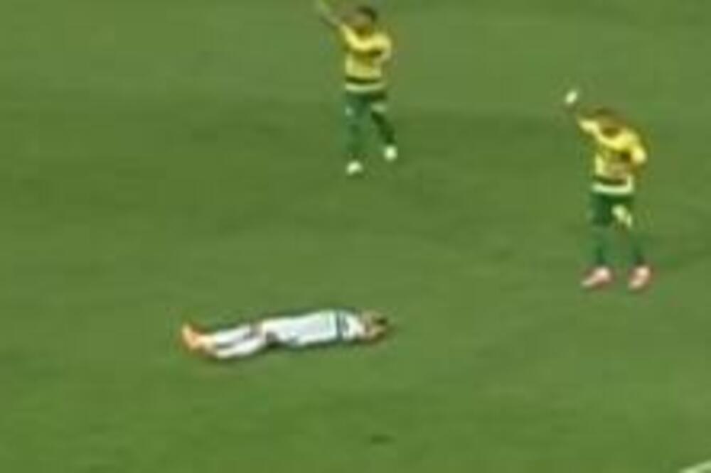 ZAR OPET? Uznemirujuće scene - fudbaler se srušio i ostao da leži na terenu! (VIDEO)