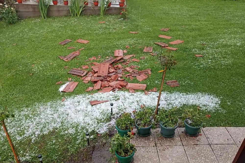 OLUJNO NEVREME NAPRAVILO HAOS KOD MLADENOVCA: Jak VETAR i GRAD odneli CREP sa 1 KUĆE (FOTO)
