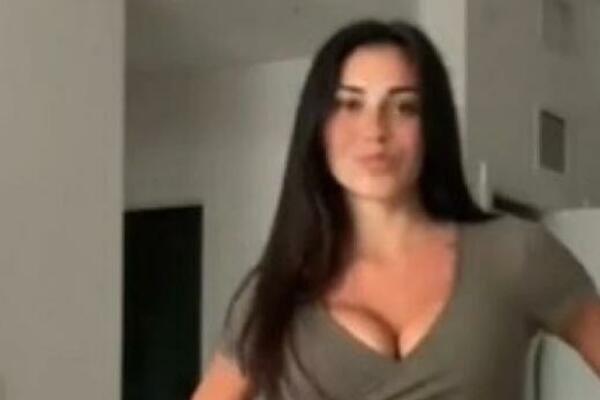 TOLIKO LEPA DEVOJKA, ALI... U njene GRUDI svi MUŠKARCI gledaju zbog 1 DETALJA, dobro POGLEDAJTE (VIDEO)