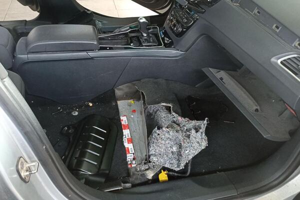 POLICIJA I CARINICI ZAUSTAVILI KOMBI, A KADA SU GA OTVORILI IMALI SU ŠTA DA VIDE: Pogledajte šta su ZAPLENILI! FOTO